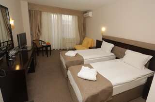 Отель MPM Hotel Bansko SPA & Holidays Банско Стандартный двухместный номер с 1 кроватью или 2 отдельными кроватями (для 2 взрослых и 1 ребенка)-1