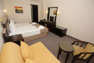 Отель MPM Hotel Bansko SPA & Holidays Банско Стандартный двухместный номер с 1 кроватью или 2 отдельными кроватями (для 2 взрослых и 1 ребенка)-2